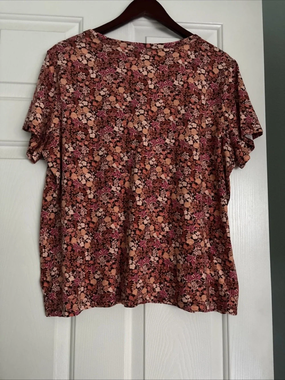 Old Navy V-Neck Short Sleeve top size XL - Picture 2 of 9